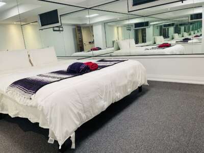 B03-Deluxe Mirror King Room