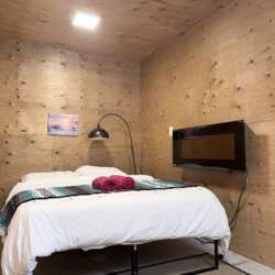 G02-Garden Queen Wood Room with Fireplace