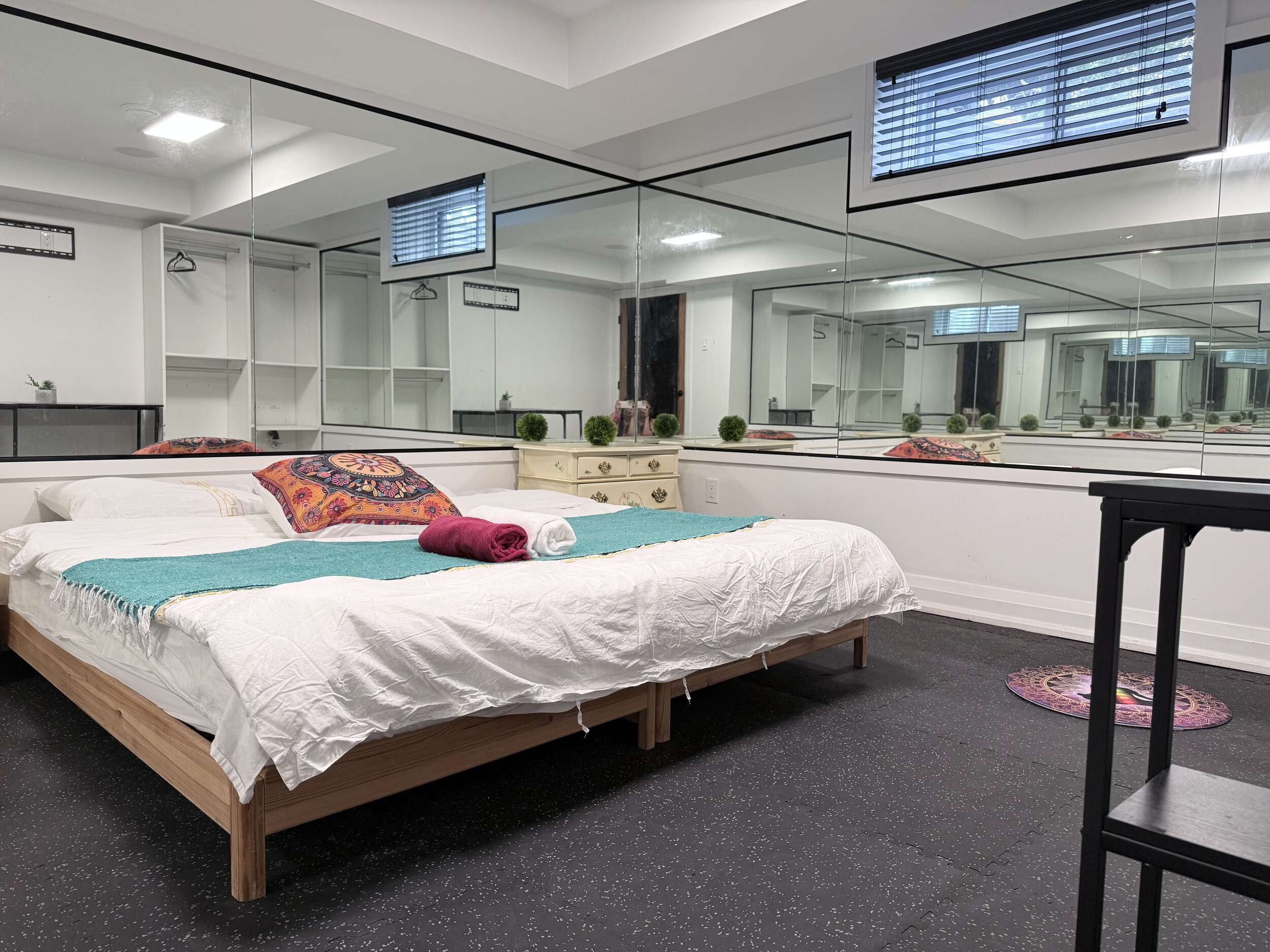 ☆ 10 Contemporary Rooms for a Group of 20 - Image 14