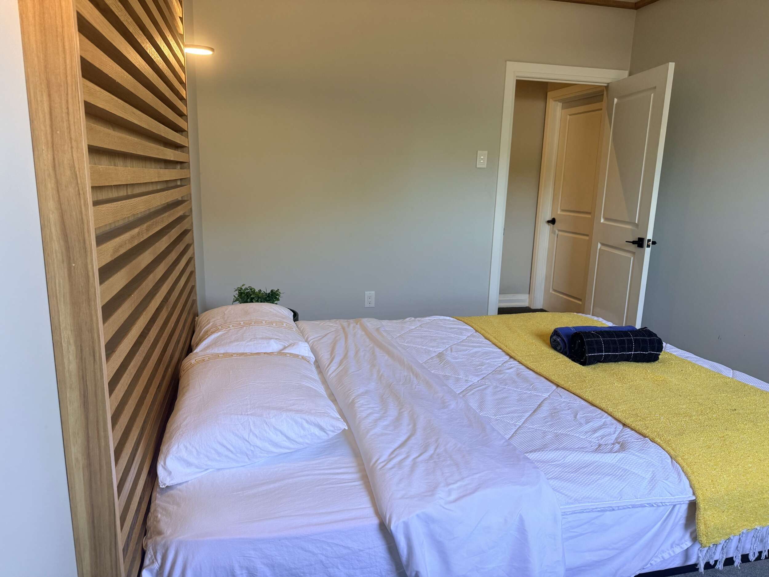 211-Premier King Room - Image 6