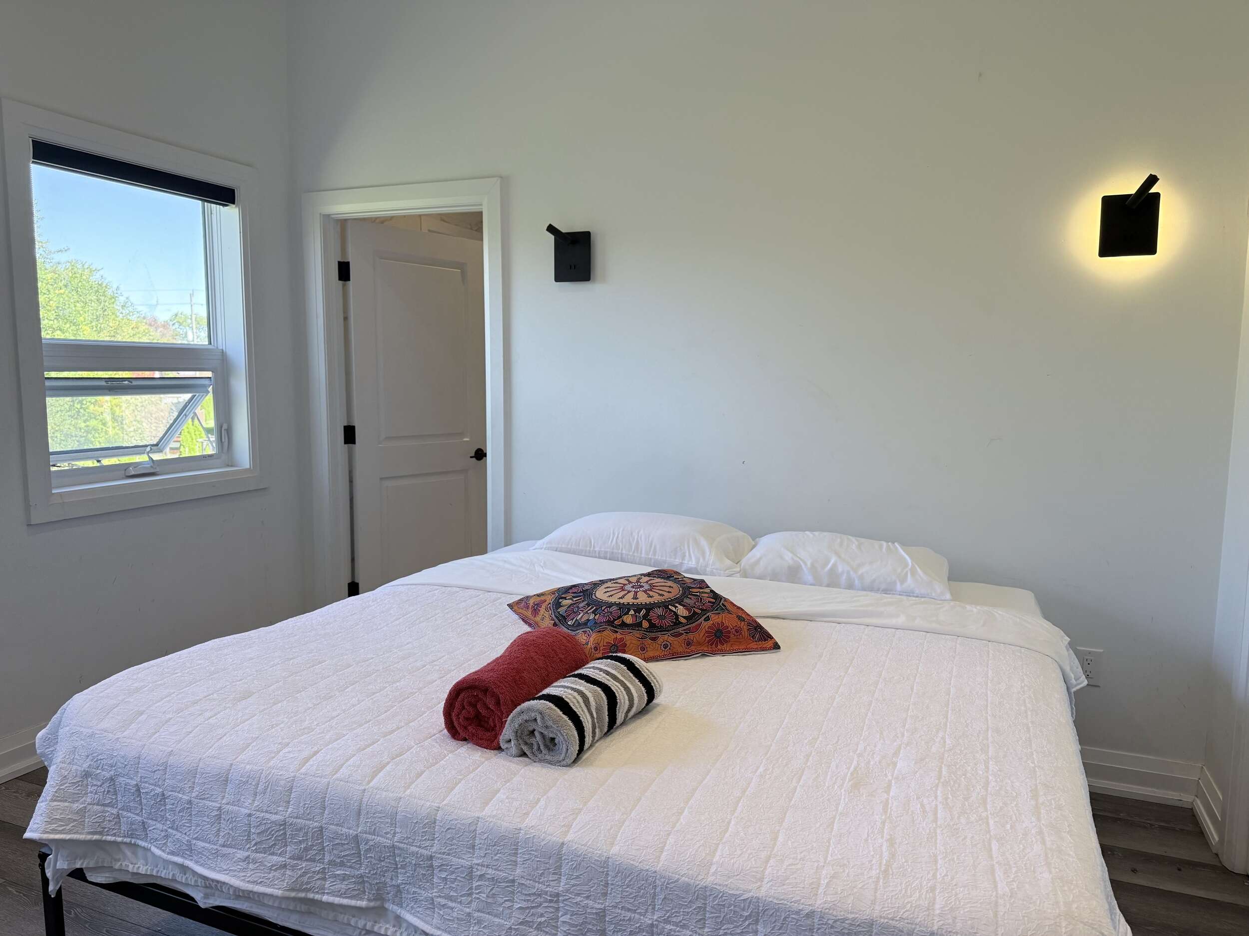 212-Peace King Suite with Private Balcony - Image 4